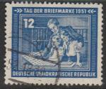 ГДР 1951 год. День почтовой марки. Филателист консультирует молодых коллекционеров, 1 гашёная марка 