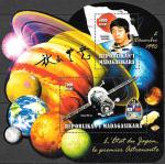 Республика Мадагаскар 2012 г. Первый космонавт Японии Тоёхиро Акияма. Блок