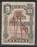 Ньяса (Португальский Мозамбик) 1910 год. Король Карлуш I. Жираф под пальмами, надпечатка, 1 марка (наклейка)