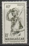 Французский Мадагаскар 1946 год. Стандарт. Танец туземца с копьём, ном. 40 С, 1 марка из серии (наклейка)